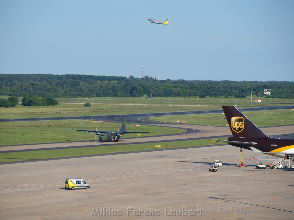 Lufthansa Airbus A 380 zu Besuch Flughafen Koeln Bonn P102.JPG